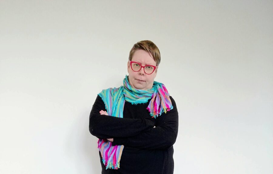 Tiina Sandberg tuijottaa vihaisesti kameraa.