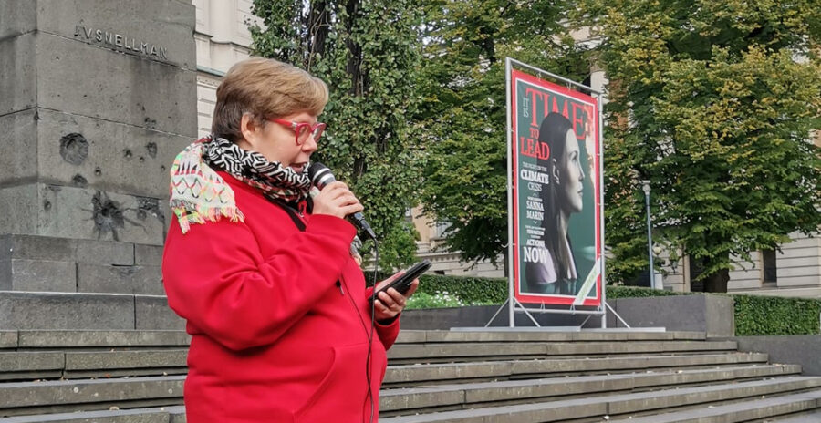 Tiina Sandberg puhuu budjettiriihen edessä Säätytalolla.