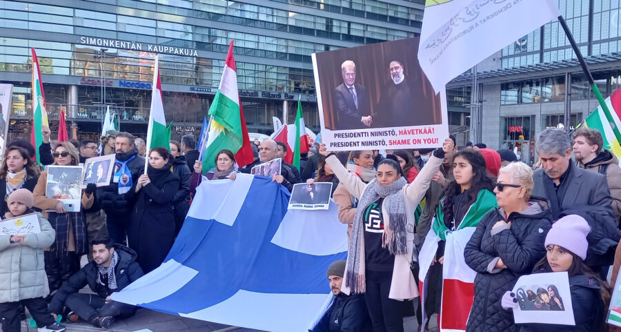 Solidaarisuutta iranilasten kanssa mielenosoitus HKI 22.10.22 kuva Tiina Sandberg