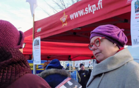 Tiina Sandberg juttelee torilla ihmisten kanssa.