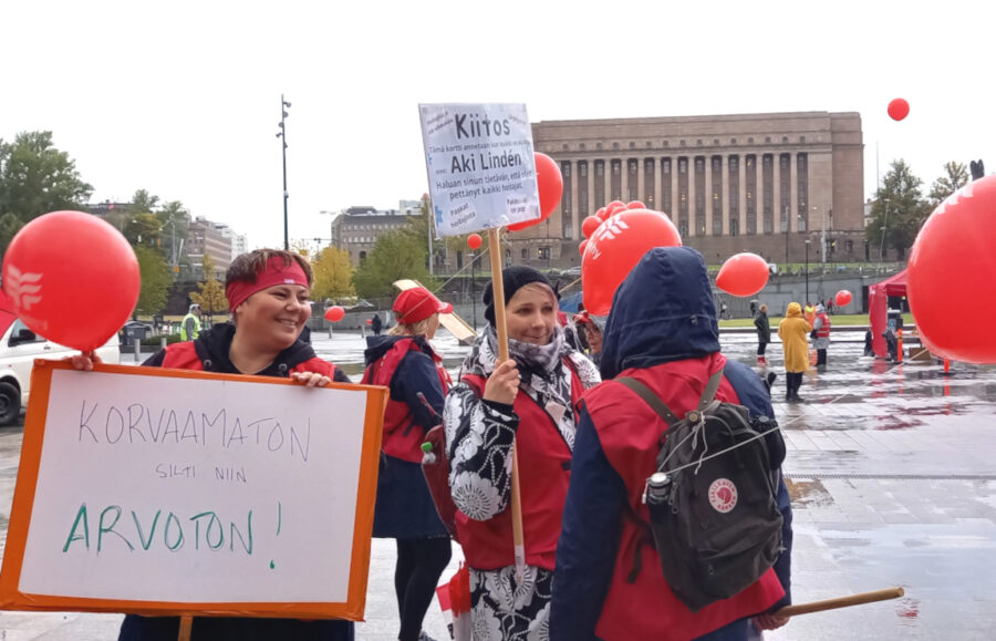 Hoitajat osoittamassa mieltä 16.9.2022 hoitajien mielenosoitusoikeuden rajaamista vastaan.