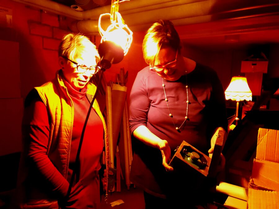 SKP:n varapuheenjohtaja Liisa Taskinen ja pääsihteeri Tiina Sandberg Karhulan Keskustalon kellarissa 2022