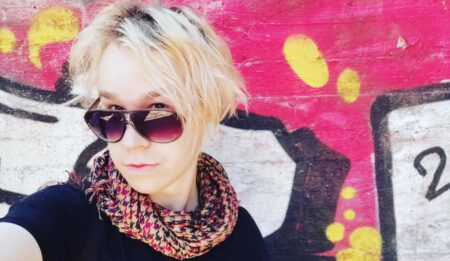 Jiri Mäntysalo ottaa itsestään selfietä.