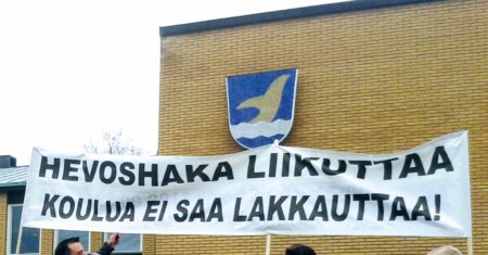 Banderollissa lukee Vantaan kaupungin vaakunan edessä: "Hevoshaka liikuttaa