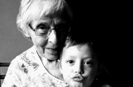 Mummo lapsenlapsi sylissään.