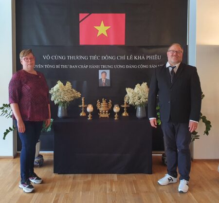 SKP:n pääsihteeri Tiina Sandberg ja puheenjohtaja JP (Juha-Pekka) Väisänen Vietanimin kommunistisen puolueen pääsihteeri Le Kah Pieun muistotilaisuudessa Helsingissä