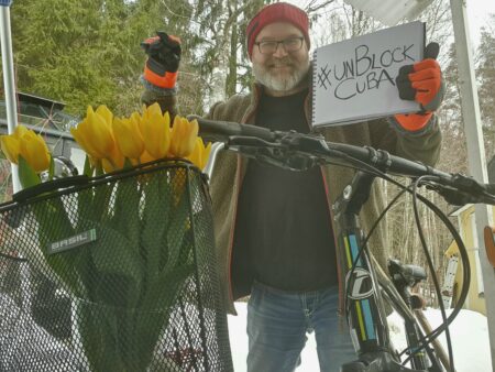 Fillarikommunisti Väisänen vastustaa Kuuban kauppasaartoa