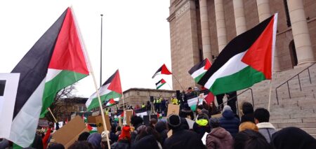 Helsingissä Eduskuntatalon edessä liehuvat Palestiinan liput.