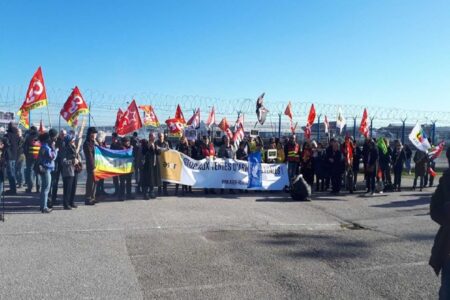 Cherbourgin satamatyöläiset ja liittojen edustajat protestoivat Bahri Yanbun vierailua ja kieltäytyivät lastaamasta aseita.