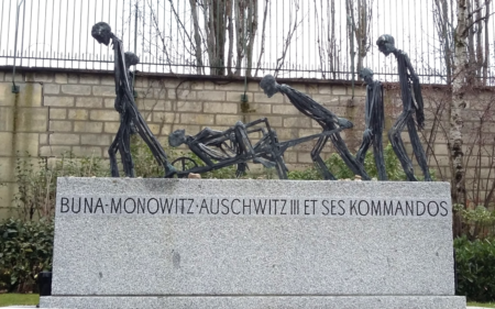 Monument de Buna-Monowitz-Auschwitz III keskitysleirin muitomerkki Père Lachaisella Pariisissa.