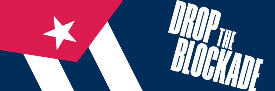 Piirretty Kuuban lippu vasemmalla ja oikealla englanninkielinen kauppasaarron vastainen teksti "Drop the Blockade".