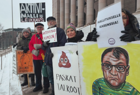 Joukkovoima vastusti aktiivimallia Eduskuntatalolla.