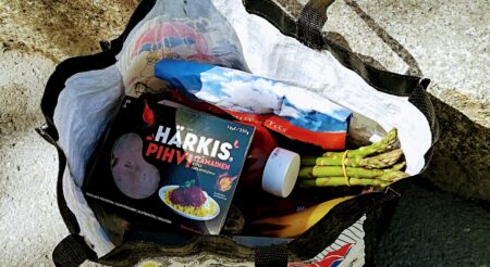 Ruokajonosta saadun ruokakassin sisältö.