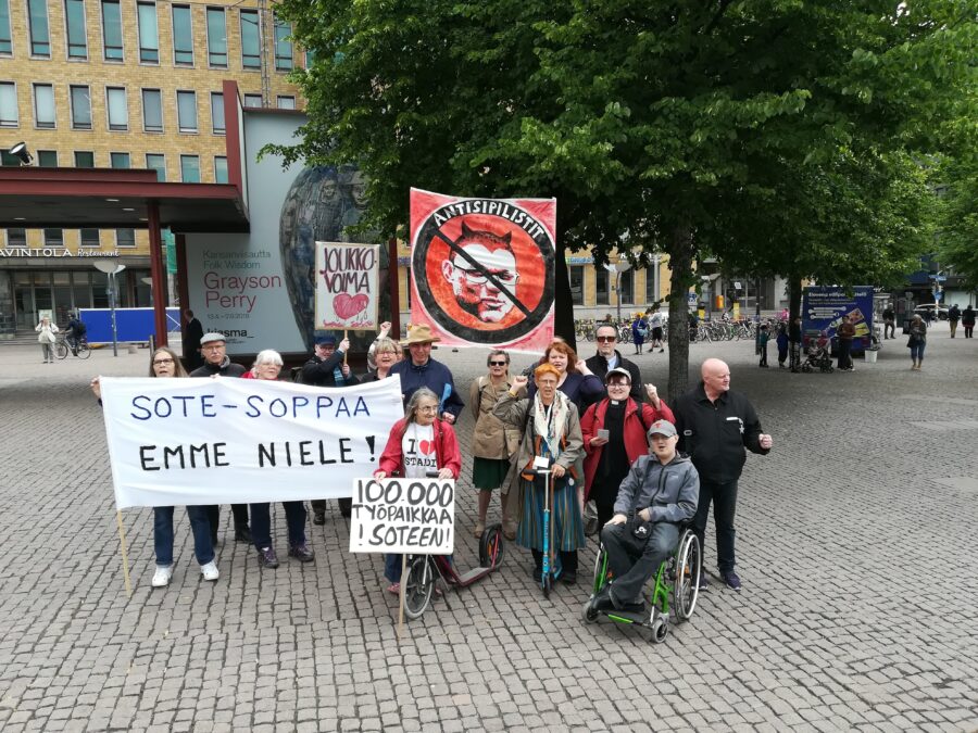 Ihmisiäa osittamassa mieltään Sipilän sotehanketta vastaan.