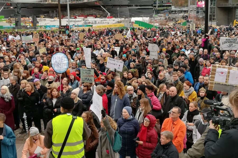 Ilmastomielenosittajia Eduskuntatalon edustalla.
