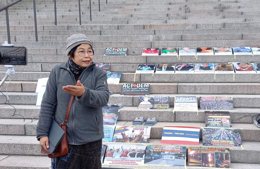 Junya Yimprasert seisoo Eduskuntatalon edessä.