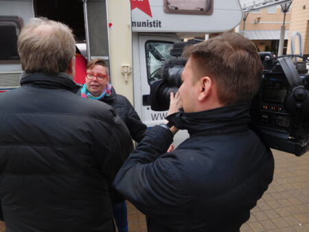 SKP:n pääsihteeri Tiina Sandberg YLE:n haastattelussa. Kuva Toivo Koivisto