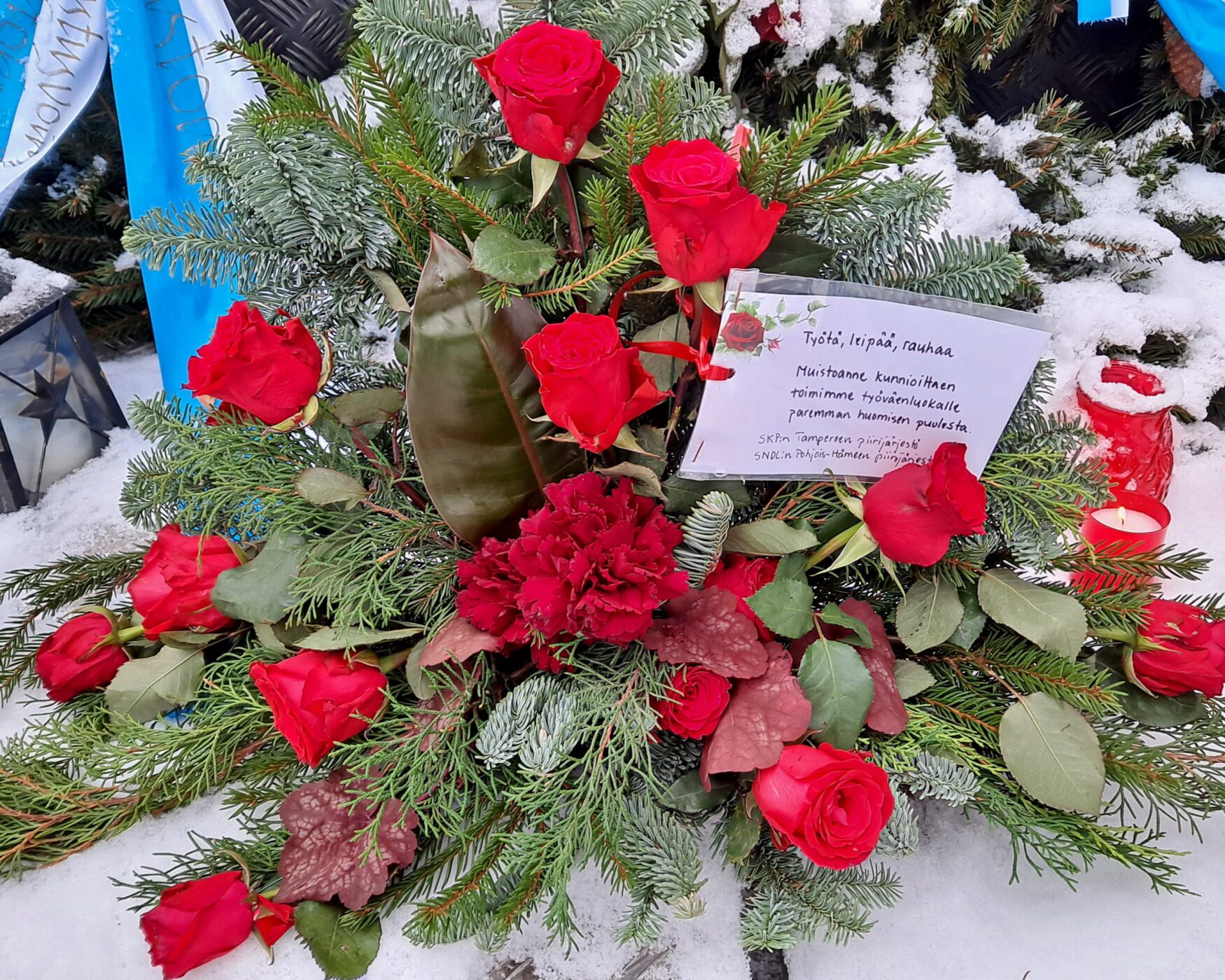 Kukat Punaisten haudalla Tampereen Kalevankankaalla 29.1.2023