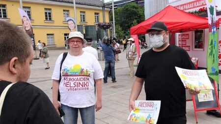 Tiina Sandberg ja JP Väisänen Narinkkatorilla kampanjoimassa.