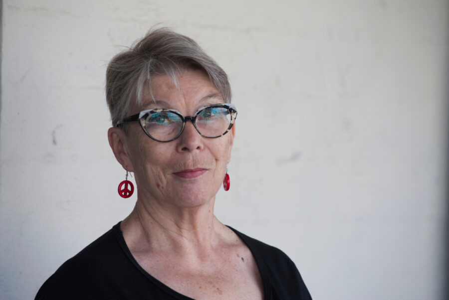 Kuvassa Liisa Taskinen katsoo kameraan.