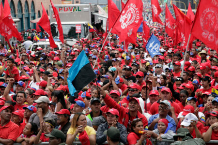 Ihmisiä tukemassa Nicolás Maduroa hänen tultua valituksi Venezuelan presidentiksi.