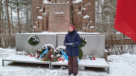 Mervi Grönfors puhuu Punaisten haudalla Tampereen Kalevankankaalla 29.1.2023