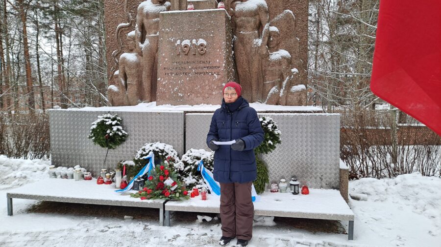 Mervi Grönfors puhuu Punaisten haudalla Tampereen Kalevankankaalla 29.1.2023