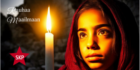 Tyttö katsoo raunioissa kädessään olevan kynttilän liekkiä.