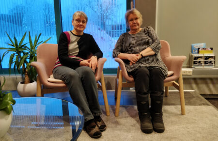 SKP rauhanryhmän vetäjät Mervi Grönfors ja Hannele Kivistö