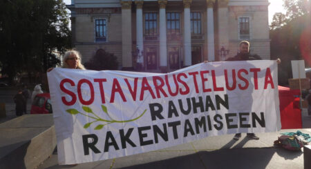 Ihmiset pitävät banderollia