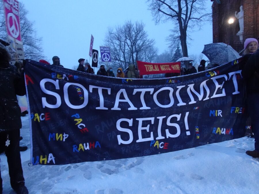 Sotatoimet seis 14.2. mielenosoitus Helsinki kuva Toivo Koivisto