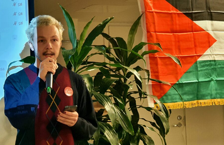 Kommunistinuorten Timmu Aaltonen puhuu Palestiina solidaarisuustilaisuudessa