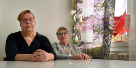 Tiina Sandberg ja Liisa Taskinen istuvat pöydän ääressä.