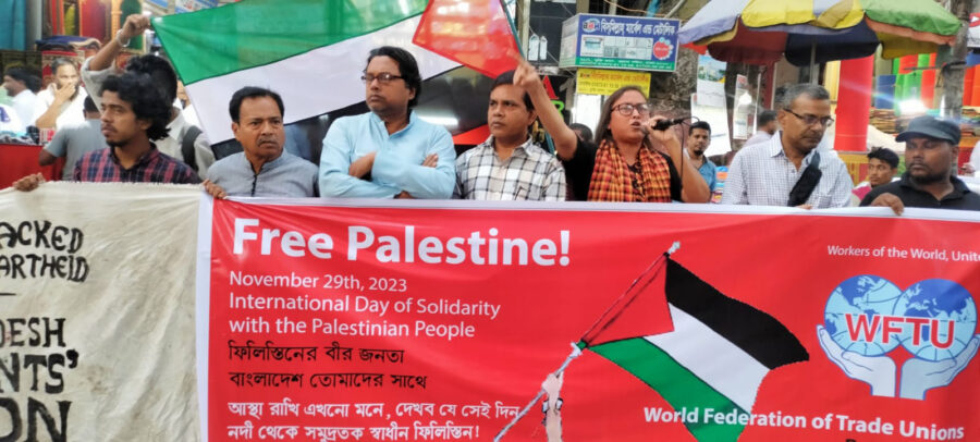 Työläiset ja WFTU osoittamassa mieltä Palestiinan kansan tueksi Bangladeshissa.