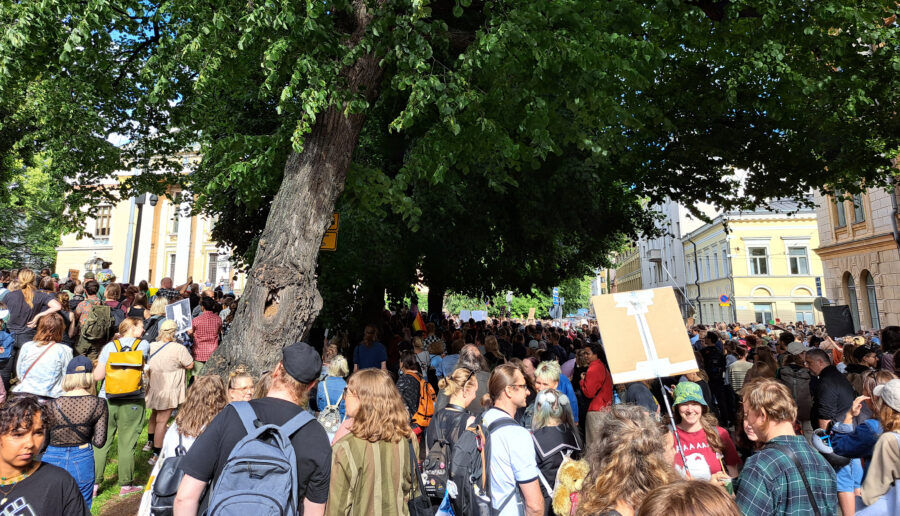 Mielenosoittajia kokoontuu Säätytalon kulmilla protestoimaan Orpon hallitusta vastaan.