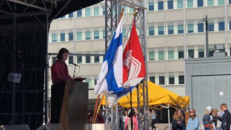 Viivi Rantajääskö pitää vappupuhetta Lahden torilla 1.5.2024