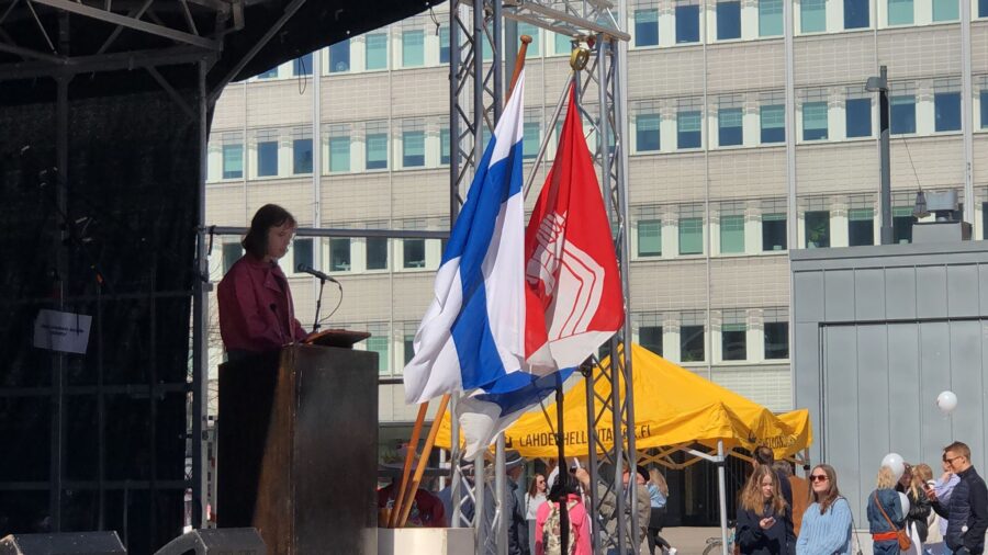 Viivi Rantajääskö pitää vappupuhetta Lahden torilla 1.5.2024