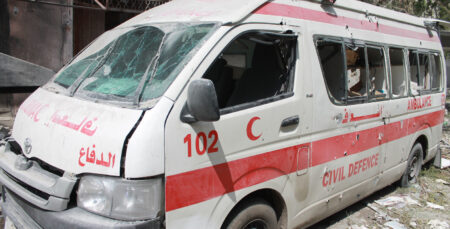 Kuvassa tuhoutunut ambulanssi Gazassa heinäkuussa.