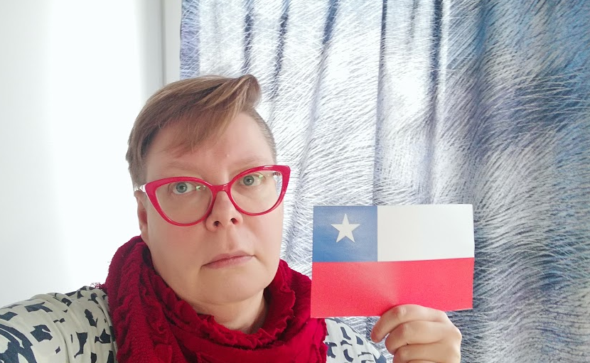 SKP:n pääsihteeri Tiina Sandberg tukee Chilen kansan vaatimuksia demokratiasta.