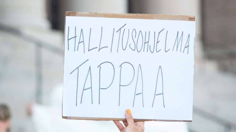 Mielenosoituksessa kyltti