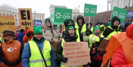 Helsingin työntekijät osoittavat mieltä Senaatintorilla palkanmaksusotkujen takia.