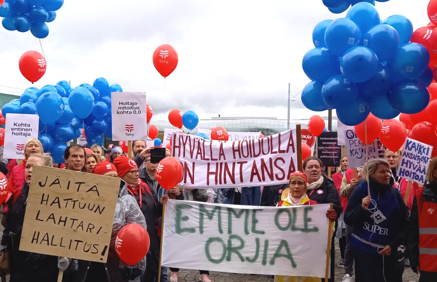 Hoitajat osoittamassa mieltä eduskuntatalolla 16.9.2022