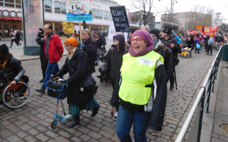 Tiina Sandberg mielenosoituksessa