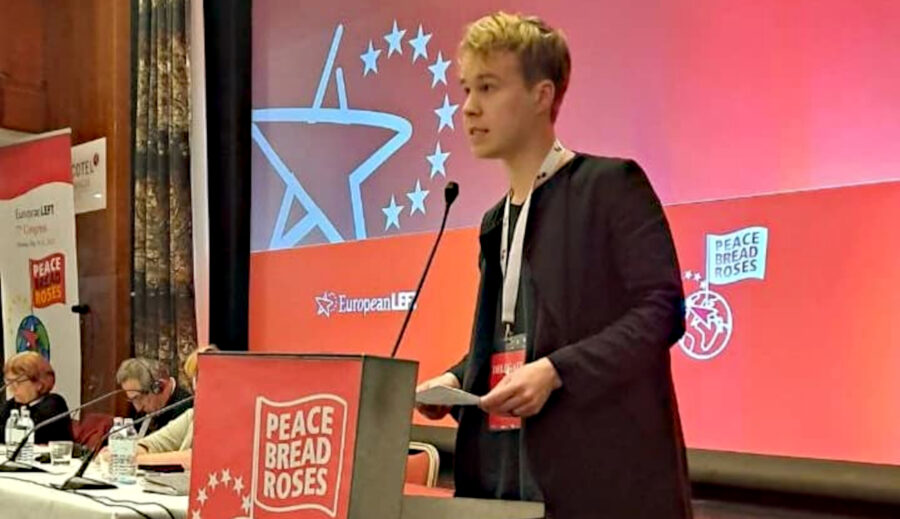 Jiri Mäntysalo pitää puheenvuoroa Euroopan vasemmiston puoluekokouksessa.