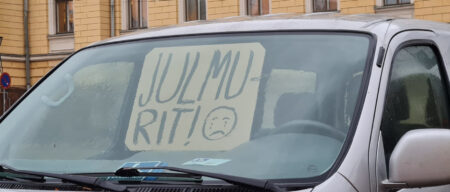 Vammaistunnuksilla varustettu auto