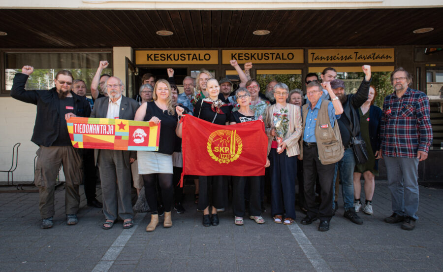 SKP:n keskuskomitean jäseniä poseeraa kuvassa.