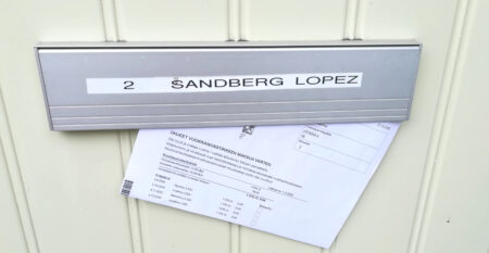 Vuokralasku postiluukussa.