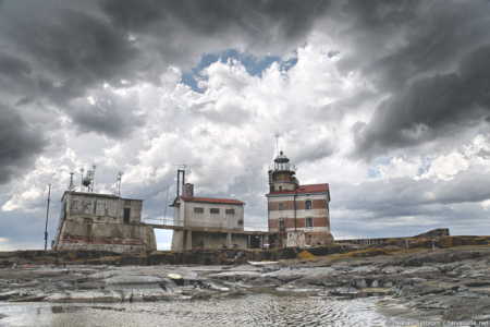 Märketin majakkarakennukset uhkaavien pilvien alla luodolla.