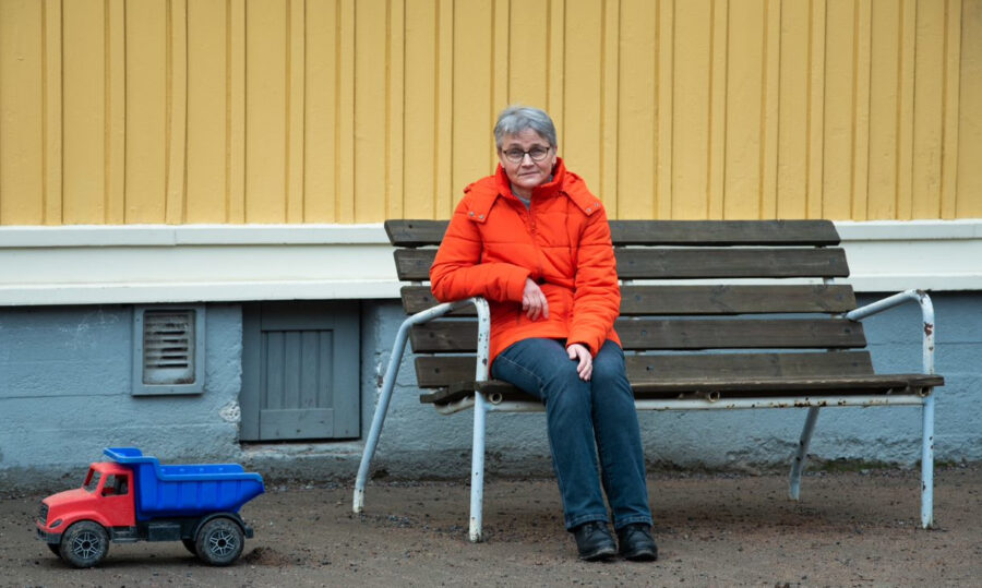 Mervi Grönfors istuu penkillä