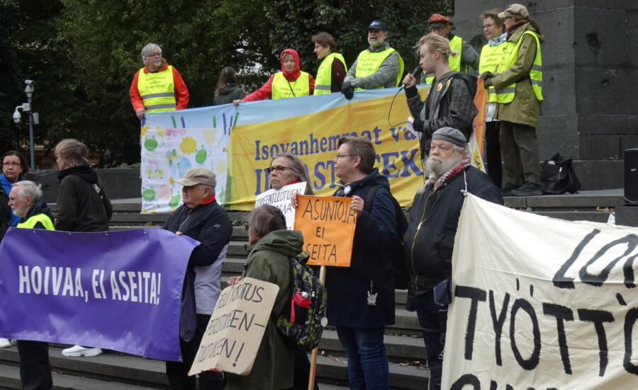 Ihmisiä mielenosoituksessa Säätytalon edustalla.